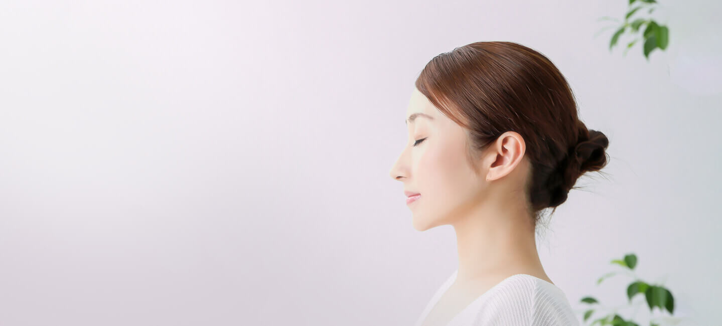 施術をうけたモデルの横顔