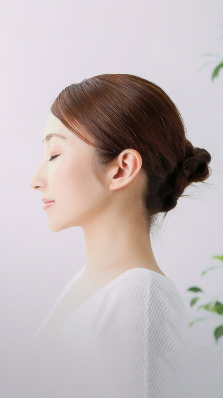 施術をうけたモデルの横顔